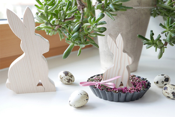 Waldfabrik Osterhasen aus Holz als Osterdeko auf Fensterbank dekoriert