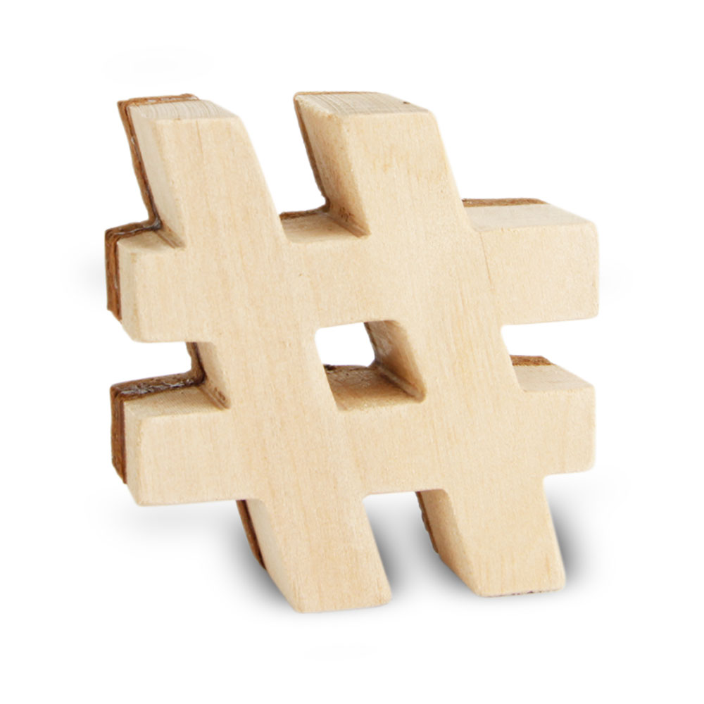 Holzbuchstabe mit Rinde: #